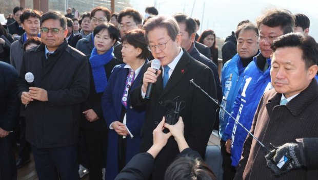 АТАКА: Наръгаха с нож лидера на опозицията в Южна Корея
