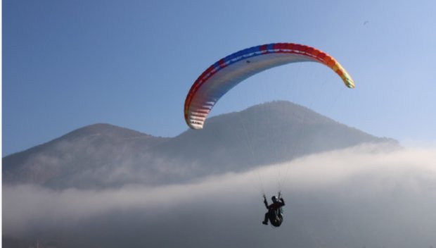 Спасиха паднал върху 20-метров бор парапланерист