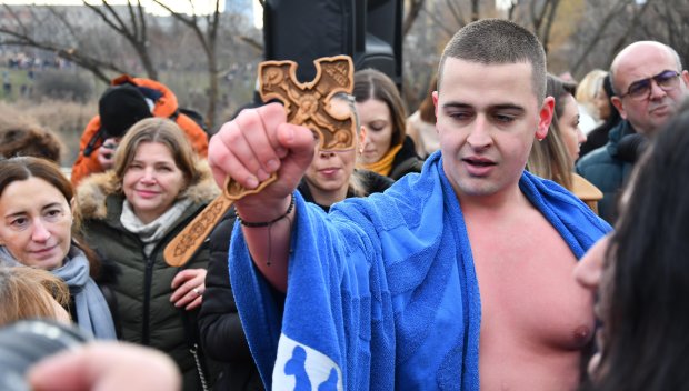 НА БОГОЯВЛЕНИЕ: 20-годишен извади кръста от езерото в Дружба (СНИМКИ)