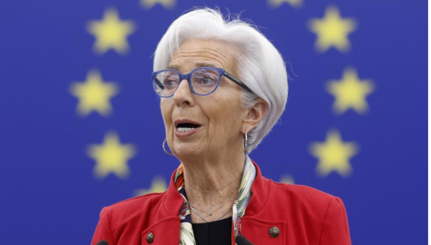 Председателят на ЕЦБ Кристин Лагард показа българските евромонети (СНИМКИ)