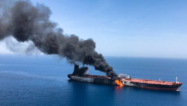 Ракета на хусите порази петролен танкер край Йемен