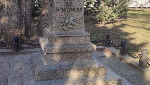 Ти, българино, оскверняваш паметника на българофила Граф Игнатиев?! Срам и позор!