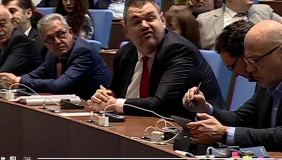 Господа демократи, озаптете Пеевски!