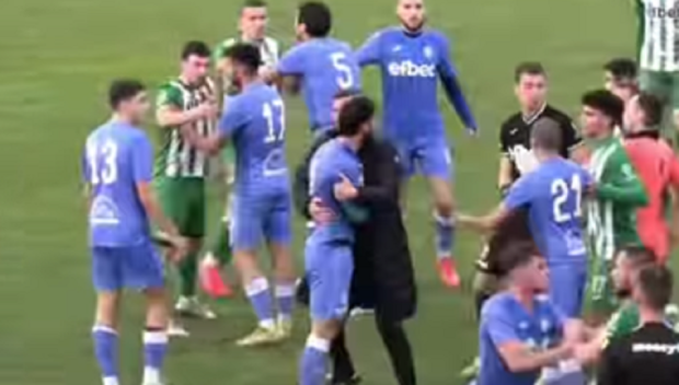 БАТАЛНИ СЦЕНИ: Шутове, тукати и здрав кьотек на контролата Янтра - Спартак Плевен (ВИДЕО)