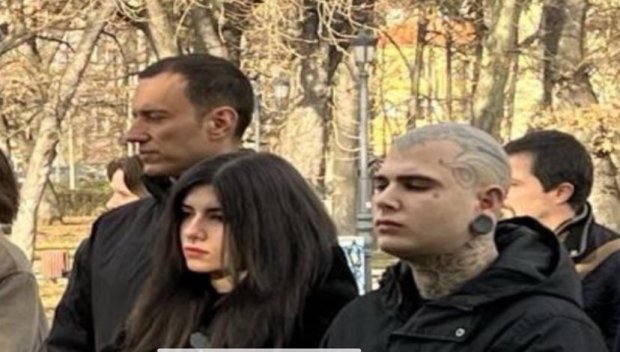 Абе, Васко, абе, Ухо, кой е тоя татуиран демон до теб?!