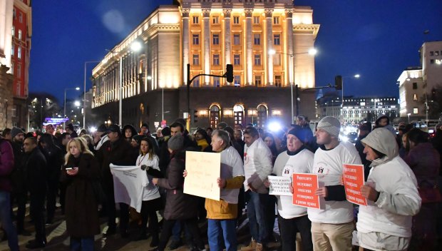 ПРОТЕСТ В ПАМЕТ НА ПЕЙО: Един баща - убит, борейки се да бъде с детето си (СНИМКИ)