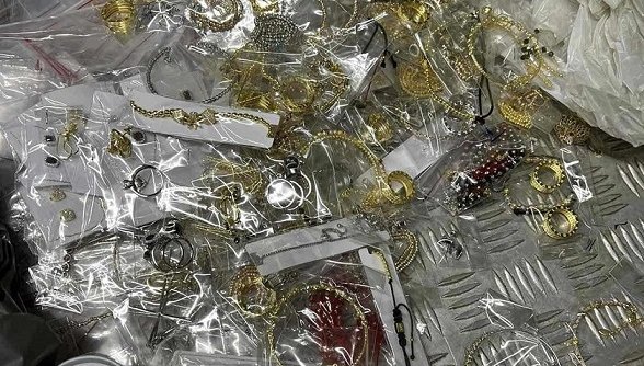 КОНТРАБАНДА: 9.2 кг сребърни и златни накити откриха митничари в колата на румънец (СНИМКИ)