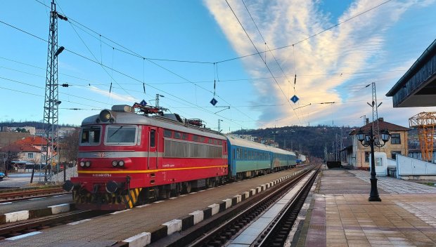 НИЩО НОВО: Влаковете между София и Варна закъсняват с три часа заради обърнат вагон