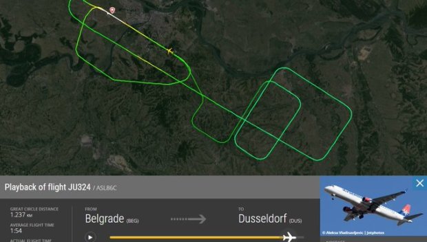 Самолет с пробив в корпуса се приземи аварийно в Белград (СНИМКИ/ВИДЕО)