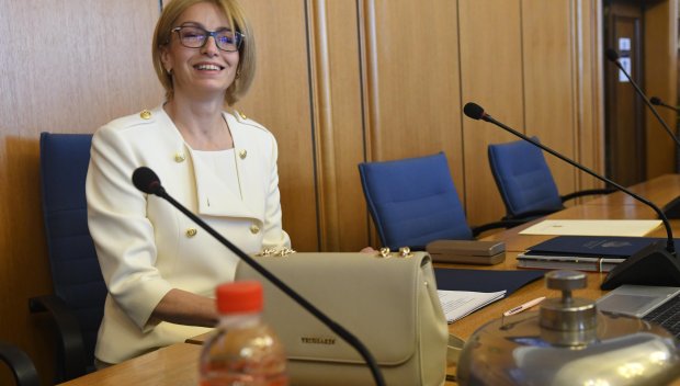 След поисканата оставка: Областната управителка на София с извънреден брифинг