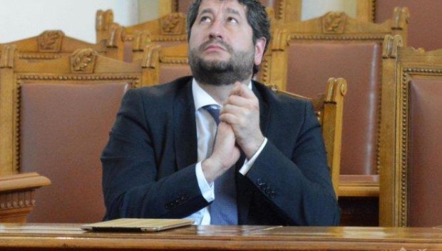 Бойкикев - гнусното лице на политическата цензура. И обикновен доносник на посолството, похитил БНТ, БТВ, Нова