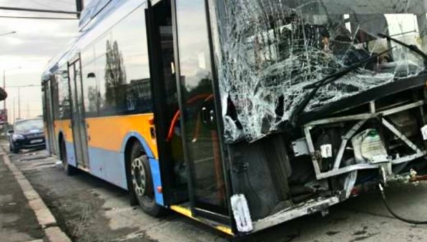 Агресия на пътя: Шофьор препречи тролей и счупи стъклото му в Плевен