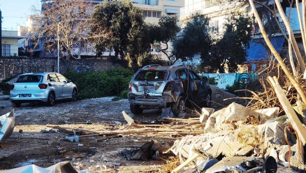 Мощна бомбена експлозия край бензиностанция в Пирея