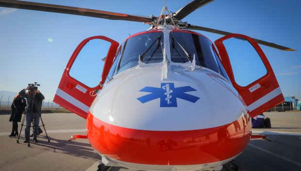 БЕЗОБРАЗИЕ: Първият медицински хеликоптер у нас - доставен без черна кутия и с незатваряща се врата