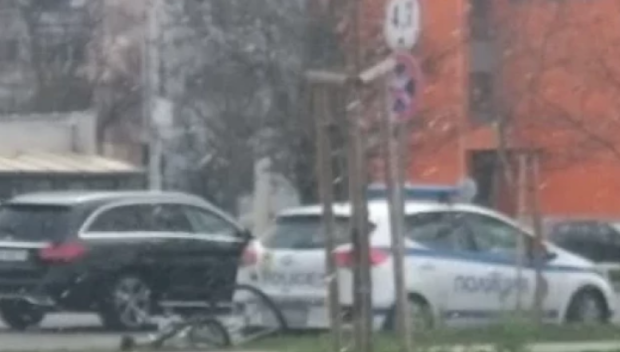 Кола помете велосипедист на кръстовище в Пловдив