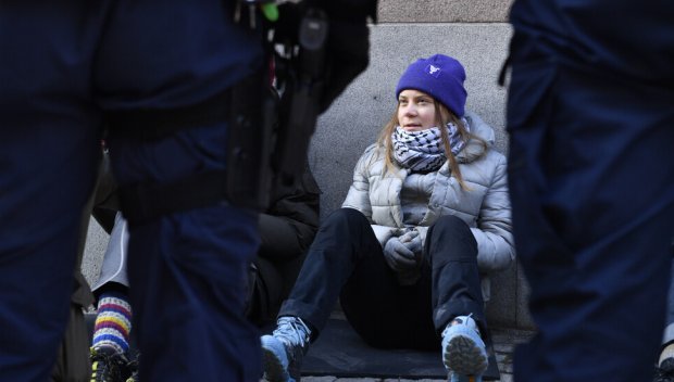 Полицаи изнесоха на ръце Грета Тумберг от входа на парламента в Швеция (СНИМКИ/ВИДЕО)