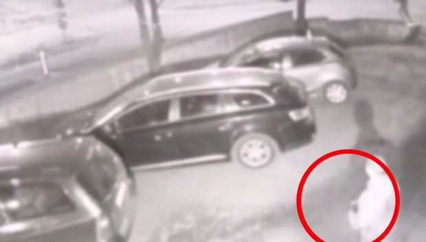 Вандали с нож и палка трошиха кола на паркинг в Стара Загора