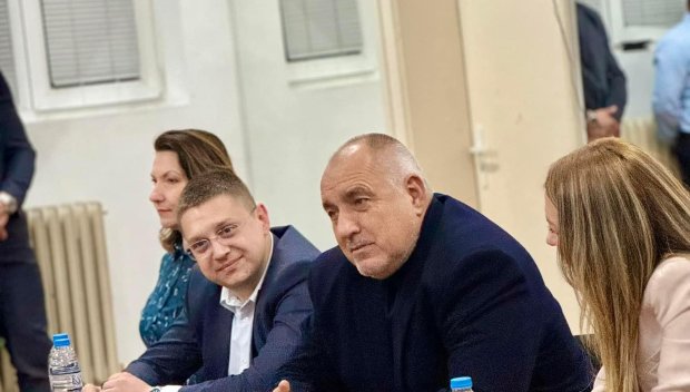 Социология: Над 150 души посрещнаха Бойко Борисов в София (СНИМКИ)