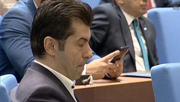 Кирил Петков неузнаваем - вижте как го уловиха камерите в парламента (ВИДЕО)