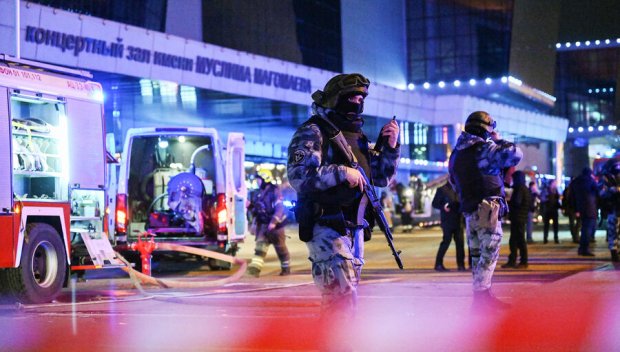 Бомбени заплахи в 10 мола в Москва, евакуират ранени пациенти от атентата в петък