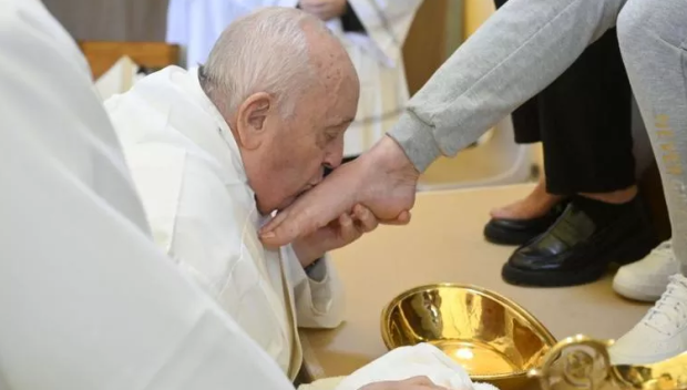 На Велики четвъртък: Папата изми нозете на 12 затворнички в Рим (СНИМКИ)