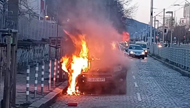 Джип избухна в пламъци в центъра на София