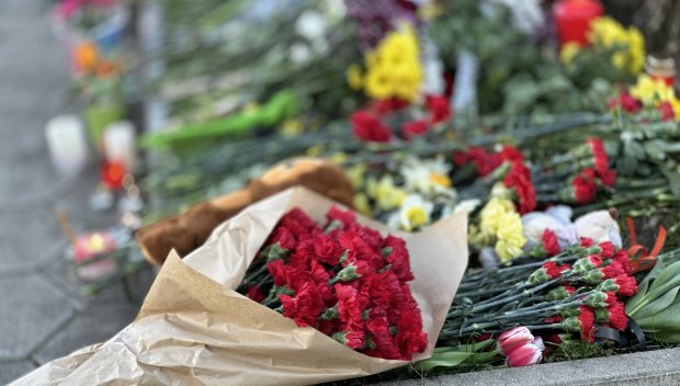 Българи се покланят пред руското посолство в София с цветя за жертвите от кървавия атентат в Москва (СНИМКИ/ВИДЕО)