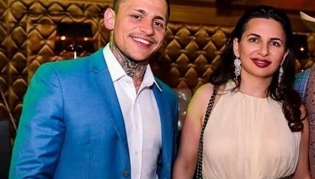 САМО В ПИК! Братът на криптокралицата Ружа Игнатова - гъзарее в квартала, обаче цепи стотинката на две, налита на евтинкото (ПАПАРАШКИ СНИМКИ)