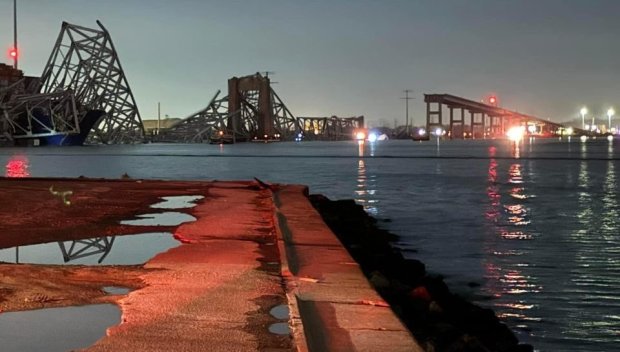 Товарен кораб срути мост на магистрала в САЩ (ВИДЕО)