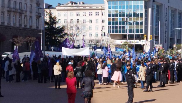 ПИК TV: Протест за заплати изпраща Денков в последния му премиерски ден (ВИДЕО/СНИМКИ)
