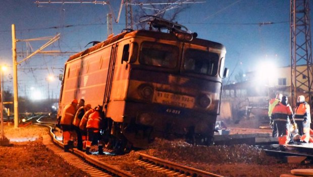 Товарен влак дерайлира на гара в Бургас