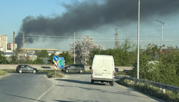 Гъст черен дим се изви над част от Пловдив