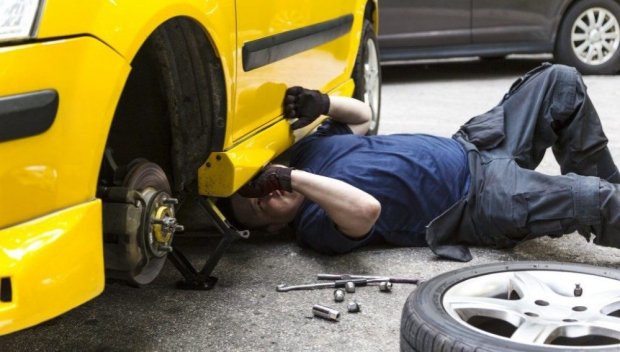 СТРАШНО НЕЛЕПО: Млад мъж загина, затиснат от автомобила си, докато го ремонтира в дома си