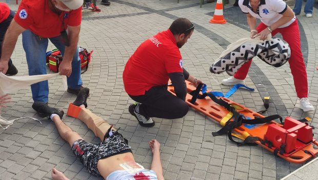 В Бургас разиграха показна акция по спасяване на пострадал (СНИМКИ)