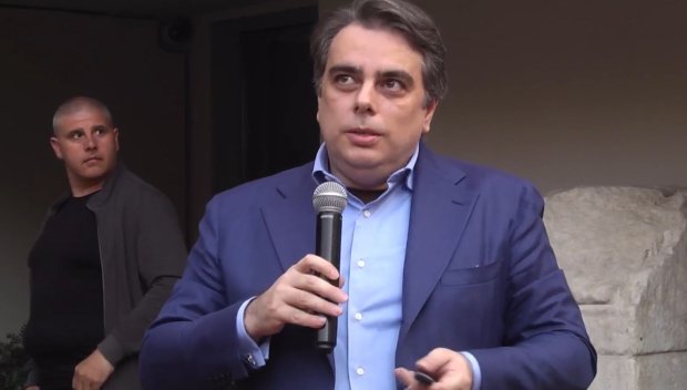 Виртуалните хипнози на фокусника Асен Василев - или как проблемите с бюджета започнаха от неговата Понци схема