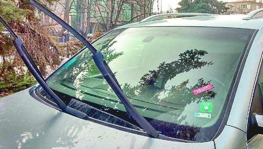 Война за паркиране в София - счупени чистачки и сплашващи бележки