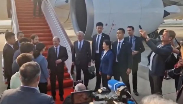 УНИЖЕНИЕ: Шолц на посещение в Китай, на летището го посрещна заместник-кмет (ВИДЕО)
