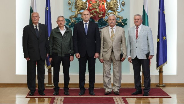 Радев удостои четирима военни пилоти с Почетния знак на президента