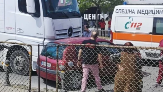 Камион и кола се помляха на пловдивски мост