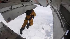 Руснаци скочиха с парашут над Северния полюс от над 10 км височина (ВИДЕО)