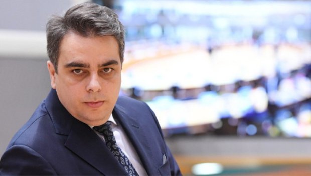 Депутатите привикват Асен Василев заради скандала в митниците