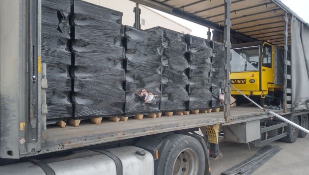 Над 6 700 кг заготовки за цигарени кутии задържаха митничари (СНИМКИ)