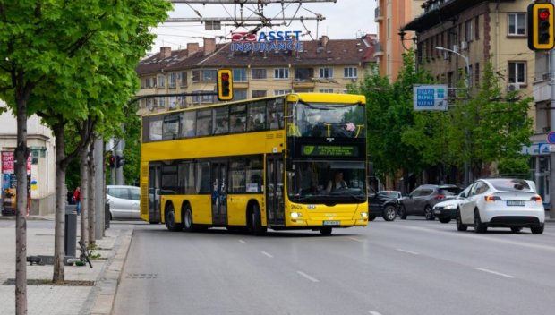 КУЛТОВО: Двуетажен автобус заседна под мост в София (СНИМКА)