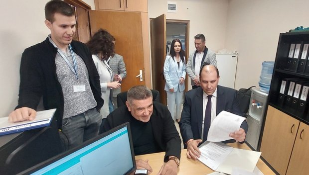 ГЕРБ-СДС в Плевен регистрира листата си с кандидат депутати