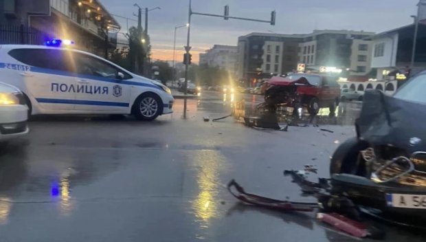 Тежка катастрофа в София - две коли се помляха в дъжда
