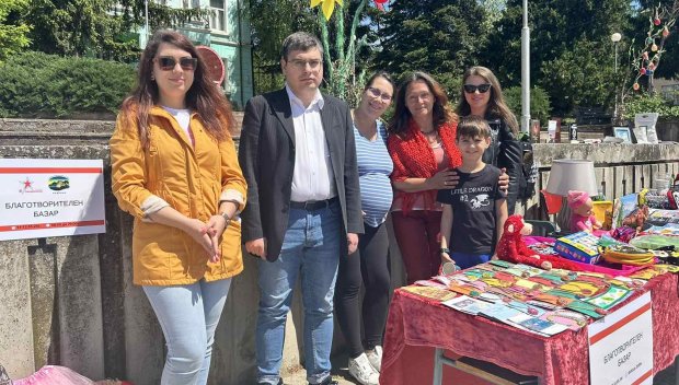 Младежите от БСП помогнаха с благотворителен базар за изграждане на беседка във Великотърновско