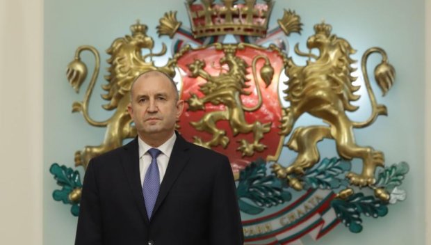 Радев връчва почетни знаци на дейци на културата