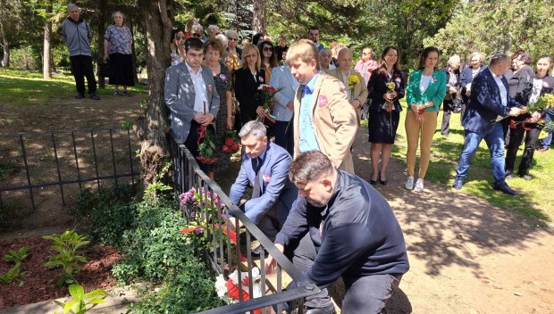 БСП почете паметта на Никола Габровски и съпругата му Мария пред облагородения паметник във Велико Търново