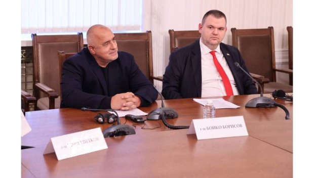 Авторитетният Политико с остра статия за България: Пеевски е олицетворение на завладяната държава. Има сделка между него и Борисов, той командва ГЕРБ