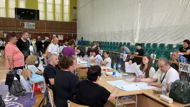 ГРЕШКИ В ПРОТОКОЛИТЕ: Чували ще се отварят и преброяват отново в Хасково